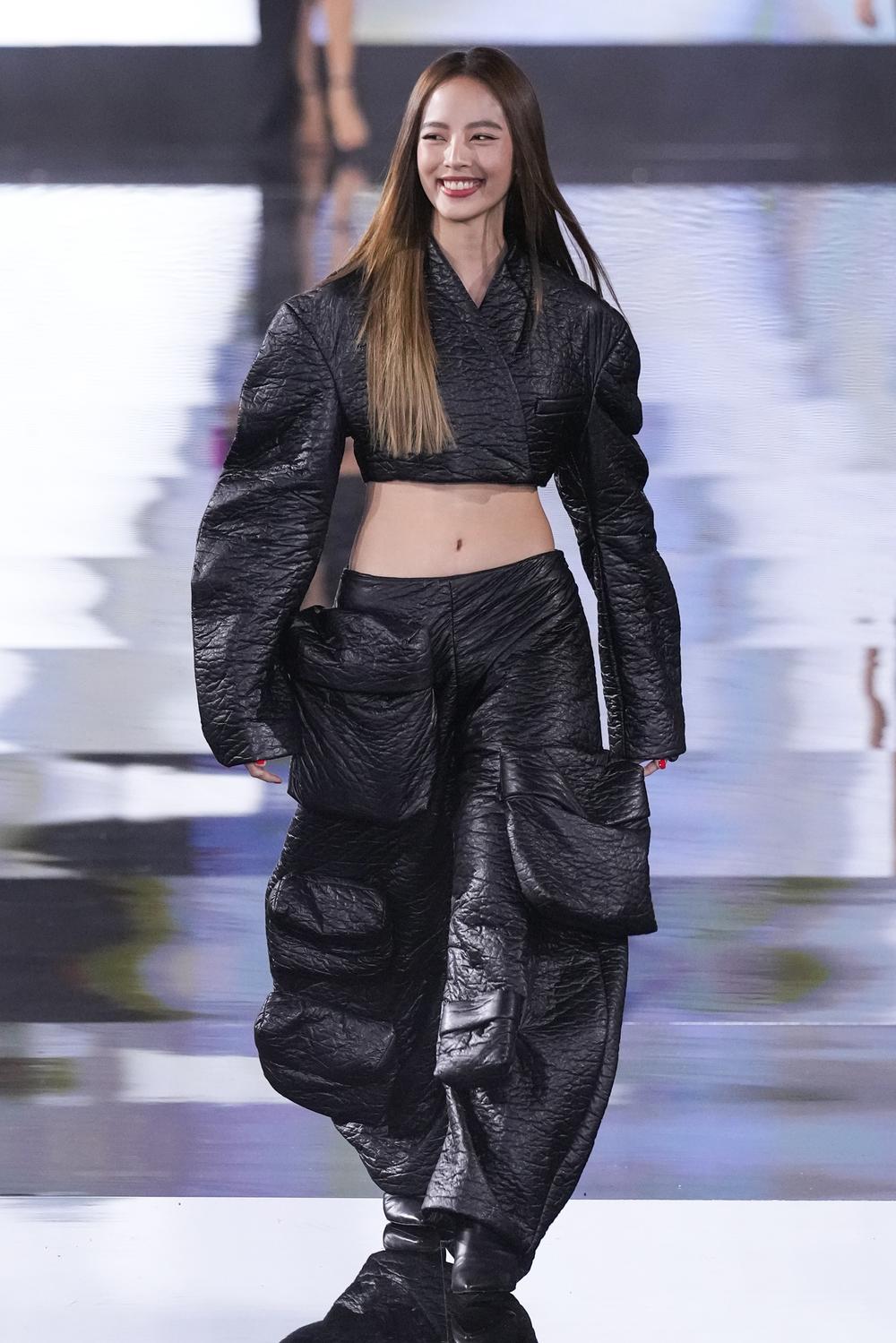 Défilé L oreal paris Prêt à porter PrintempsEté 2024